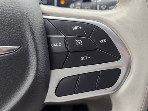 Used 2020 Chrysler Pacifica Limited image 26