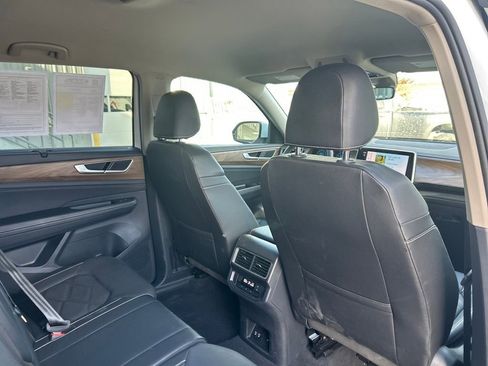 Used 2025 Volkswagen Atlas SE image 29