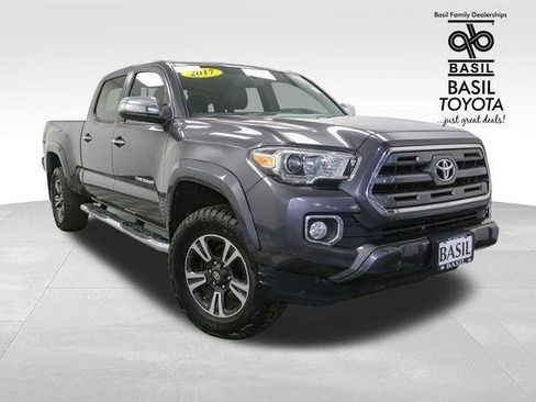 Used 2017 Toyota Tacoma Limited image 2
