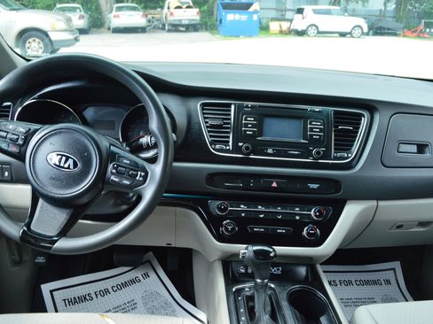 Used 2016 Kia Sedona LX w/ LX Convenience Package FWD image 19