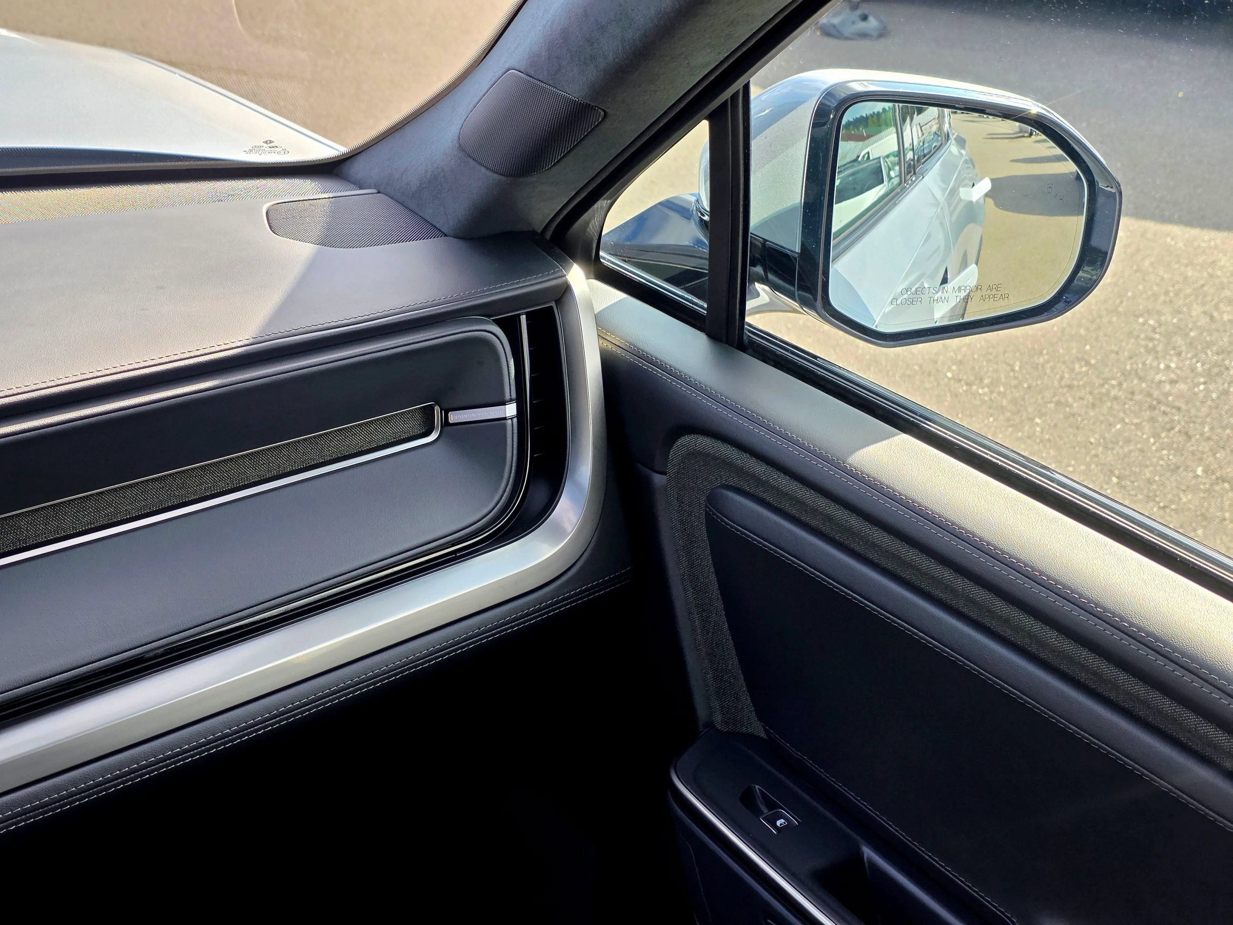 Used 2025 Rivian R1S Adventure Dual AWD/4WD image 36