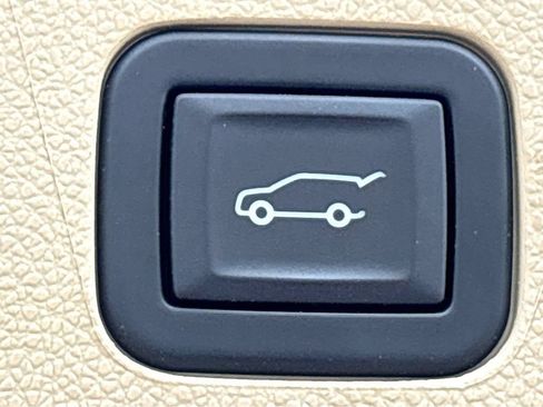 Used 2023 Cadillac Escalade Premium Luxury w/ Performance Package AWD/4WD image 22