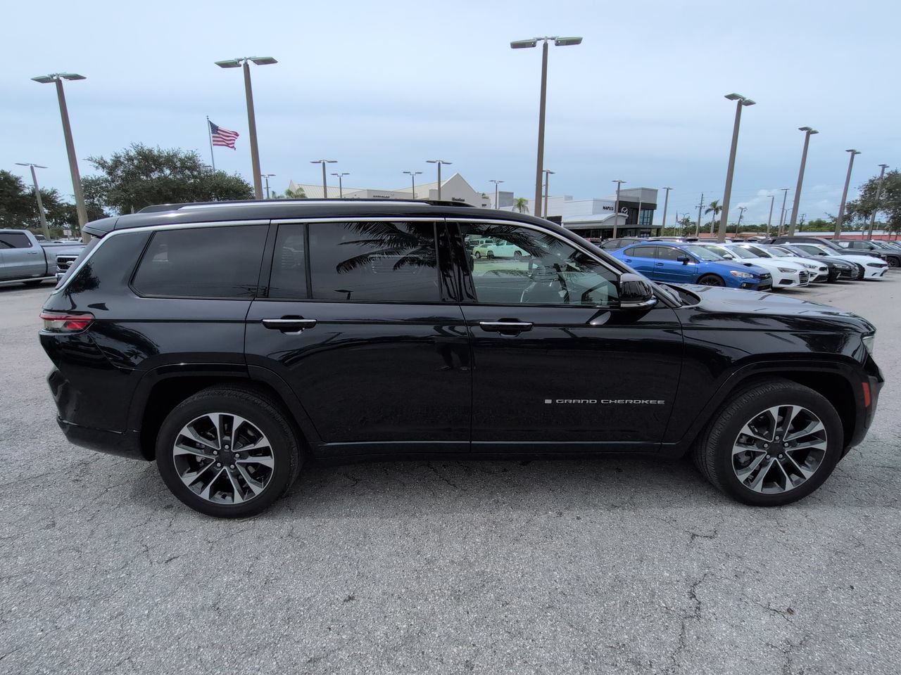 Used 2023 Jeep Grand Cherokee L Overland w/ Luxury Tech Group IV AWD/4WD image 4