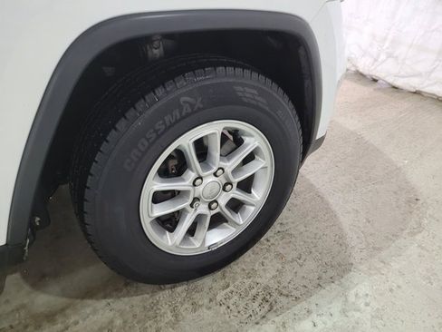 Used 2019 Jeep Grand Cherokee Laredo w/ Security & Convenience Group image 24