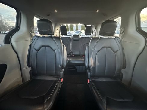 Used 2024 Chrysler Pacifica Touring-L image 18