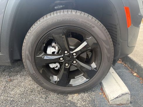 Used 2025 Jeep Grand Cherokee Limited w/ Black Appearance Package image 18