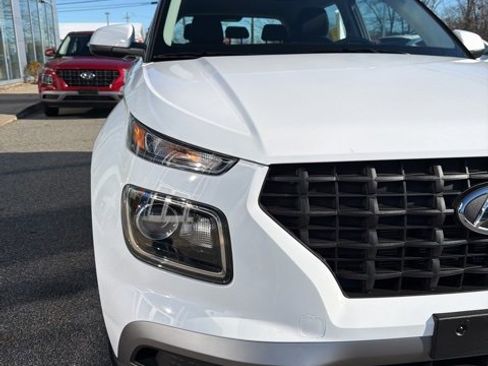 Certified 2025 Hyundai Venue SE image 3