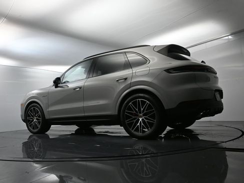 Certified 2025 Porsche Cayenne S image 50