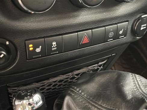 Used 2017 Jeep Wrangler Sahara w/ Connectivity Group AWD/4WD image 17