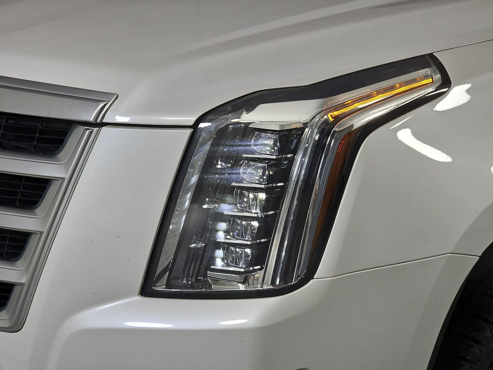 Used 2019 Cadillac Escalade Luxury AWD/4WD image 30