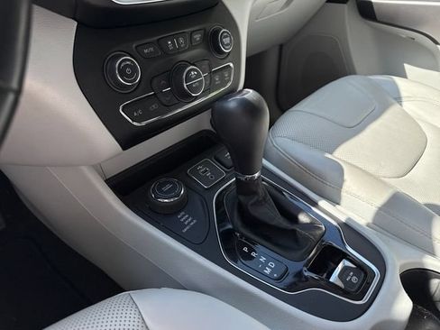 Used 2020 Jeep Cherokee Limited w/ Luxury Group AWD/4WD image 22