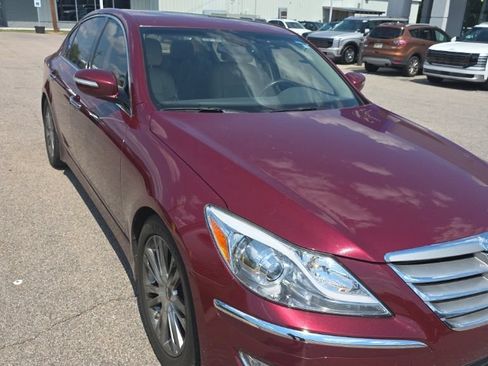 Used 2013 Hyundai Genesis 3.8 w/ Technology Pkg RWD image 4