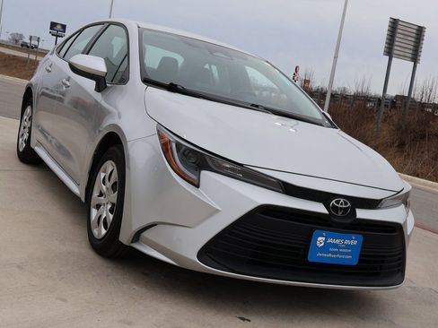 Used 2025 Toyota Corolla LE image 6