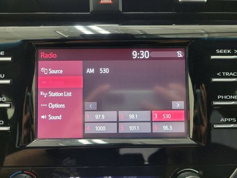 Used 2018 Toyota Camry SE image 25