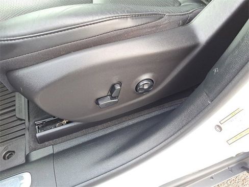 Used 2020 Jeep Cherokee Limited image 17