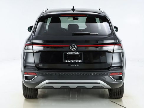 New 2026 Volkswagen Taos SE FWD image 8