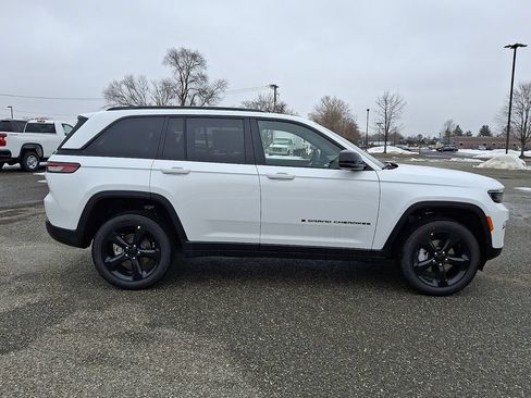 New 2025 Jeep Grand Cherokee Limited w/ Black Appearance Package AWD/4WD image 9
