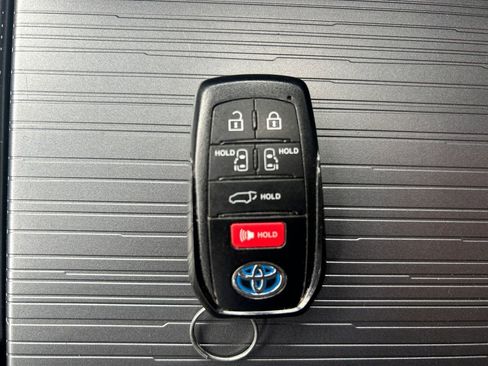 Used 2024 Toyota Sienna XSE FWD image 32