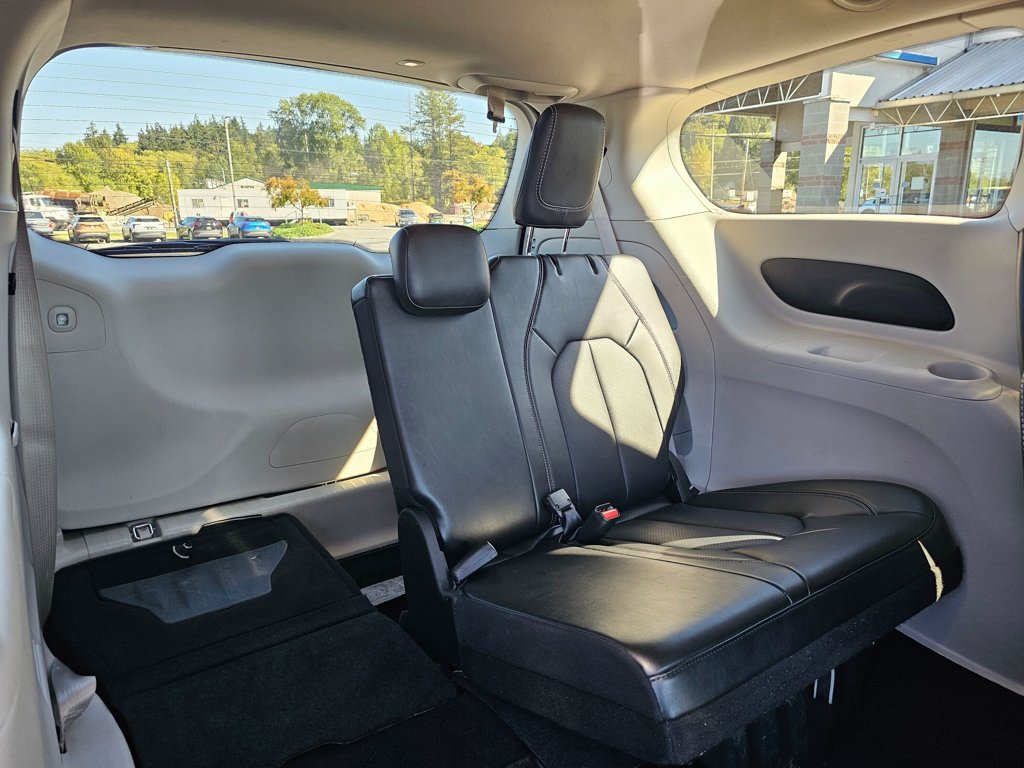 Used 2024 Chrysler Pacifica Touring-L FWD image 14