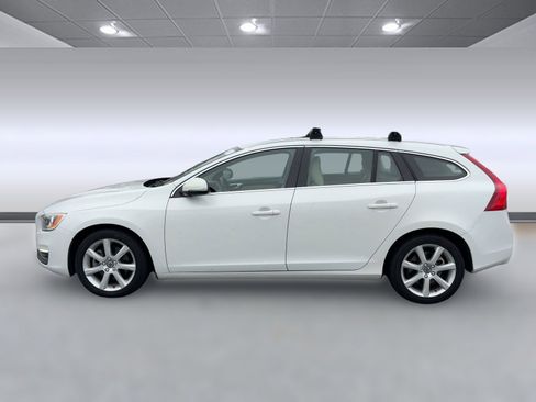 Used 2017 Volvo V60 T5 Premier w/ Convenience Package image 2
