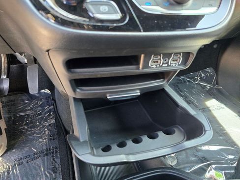 Used 2025 Chrysler Pacifica Select FWD image 25