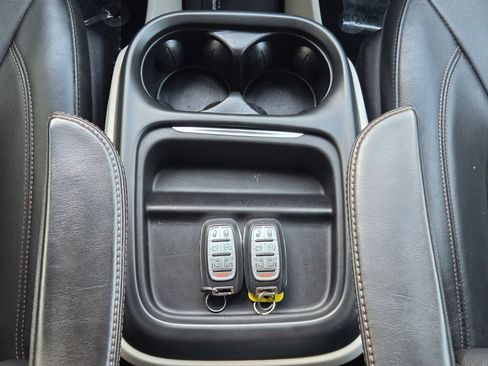 Used 2019 Chrysler Pacifica Touring-L FWD image 32