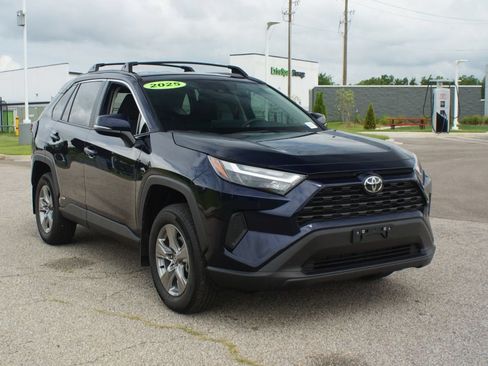 Used 2025 Toyota RAV4 XLE AWD/4WD image 2
