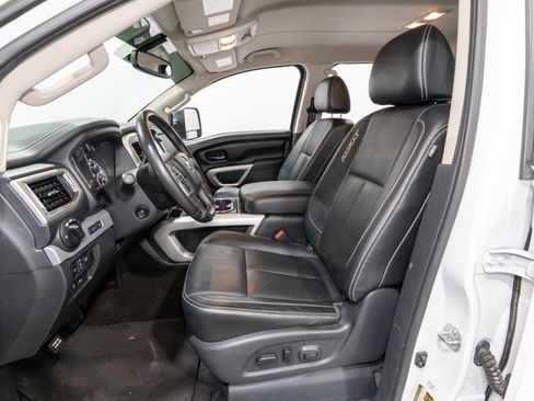 Used 2019 Nissan Titan PRO-4X w/ Pro-4x Convenience Package AWD/4WD image 18