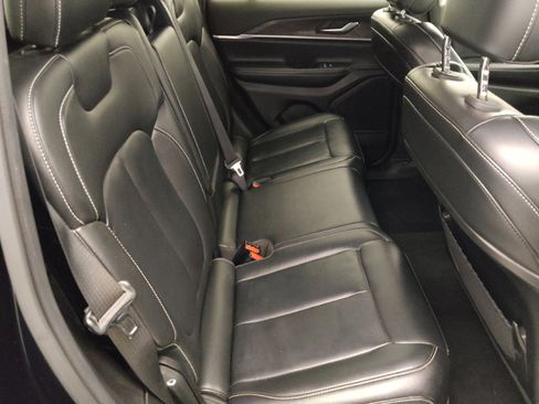 Used 2023 Jeep Grand Cherokee Limited image 19