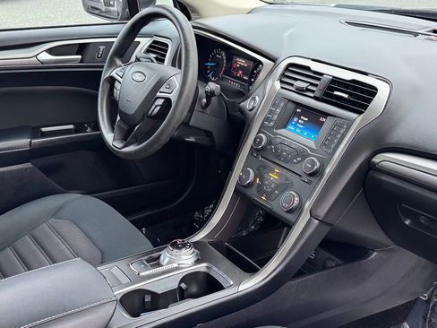 Used 2017 Ford Fusion SE image 10