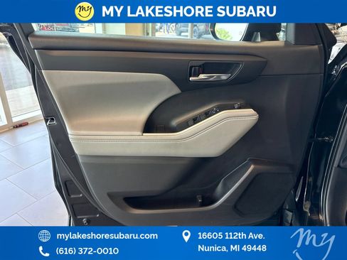 Used 2020 Toyota Highlander XLE AWD/4WD image 12