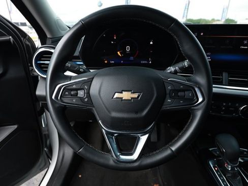 Used 2024 Chevrolet Trax LT w/ Sunroof Package FWD image 10