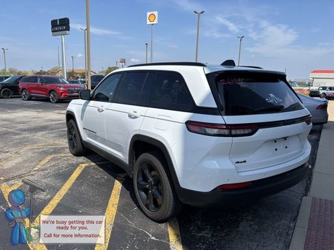 Used 2023 Jeep Grand Cherokee Altitude image 3