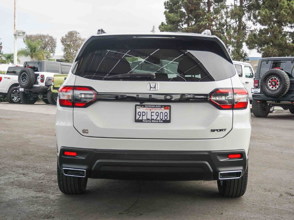 Used 2025 Honda Pilot Sport image 5
