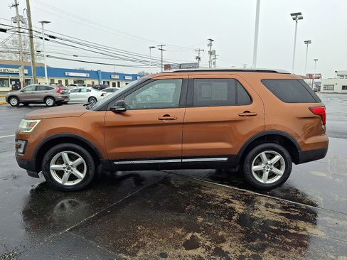 Used 2017 Ford Explorer XLT image 7
