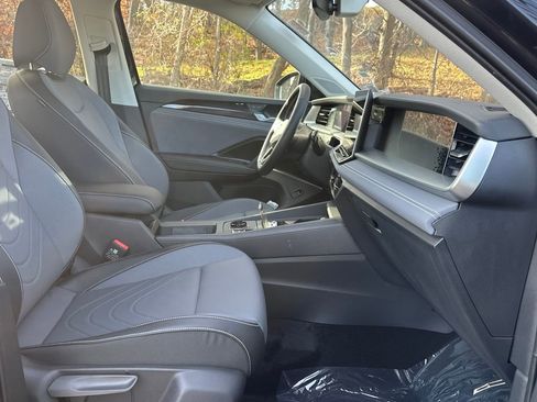 New 2026 Volkswagen Tiguan SE image 16