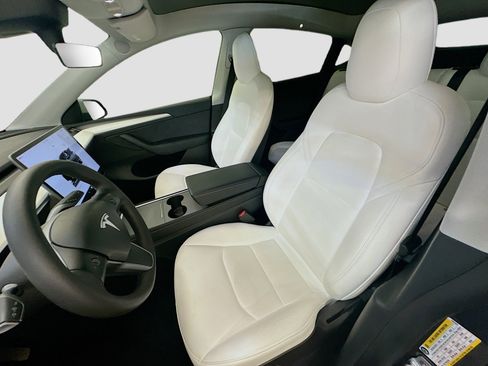 Used 2022 Tesla Model Y Long Range image 13