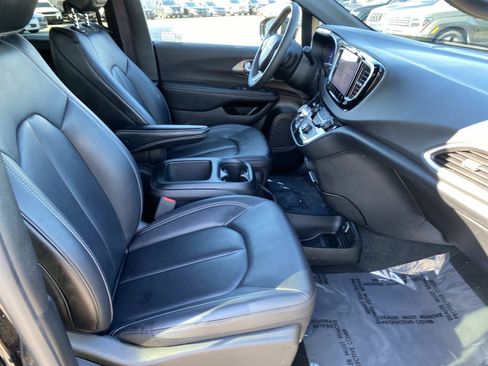 Used 2025 Chrysler Pacifica Select FWD image 19