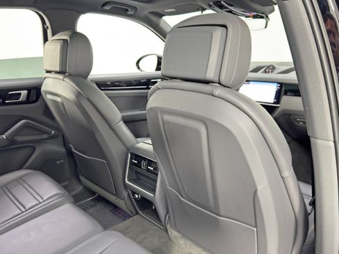 Used 2022 Porsche Cayenne Platinum Edition AWD/4WD image 37