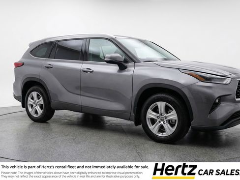 Used 2025 Toyota Highlander LE FWD image 1