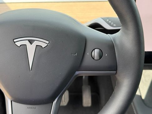Used 2024 Tesla Model Y Long Range AWD/4WD image 16