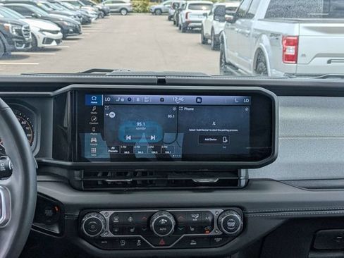Used 2025 Jeep Wrangler Unlimited Sahara AWD/4WD image 17