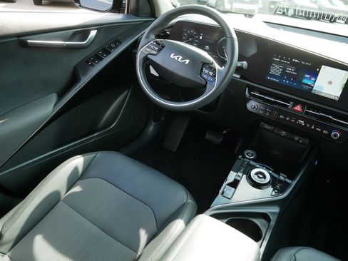 Certified 2024 Kia Niro Wind w/ Wind Preserve Package FWD image 9