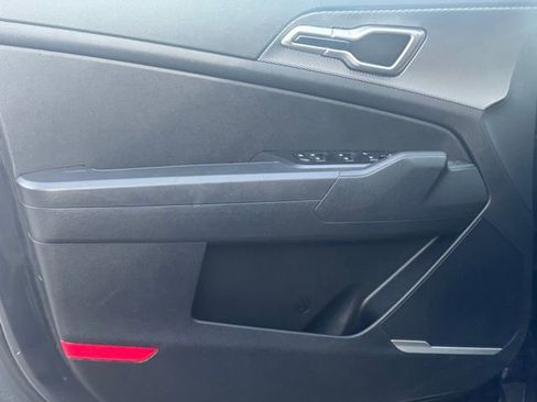 Used 2023 Kia Sportage LX image 4