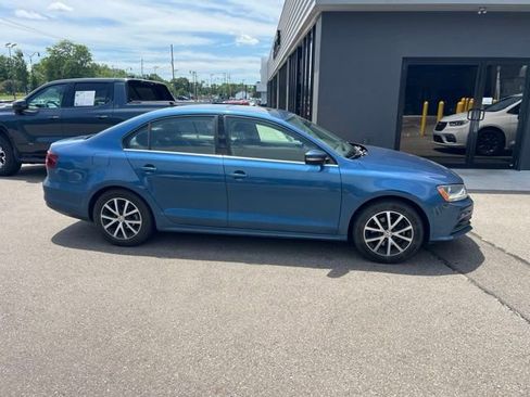Used 2017 Volkswagen Jetta SE FWD image 2