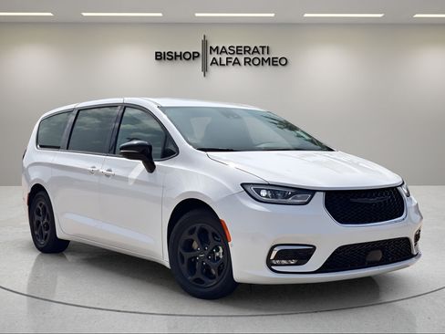 Used 2024 Chrysler Pacifica Limited FWD image 1