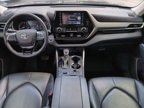 Used 2021 Toyota Highlander XLE FWD image 14