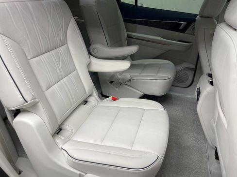 Used 2025 Buick Enclave Avenir image 21