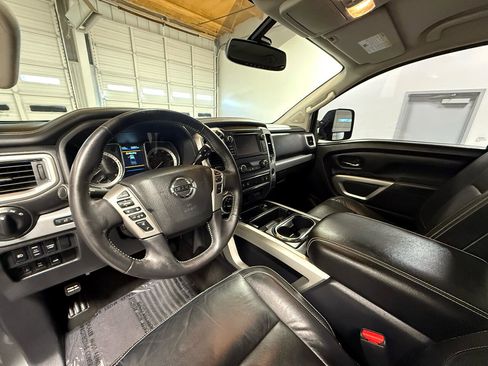 Used 2019 Nissan Titan PRO-4X w/ Pro-4x Convenience Package image 12