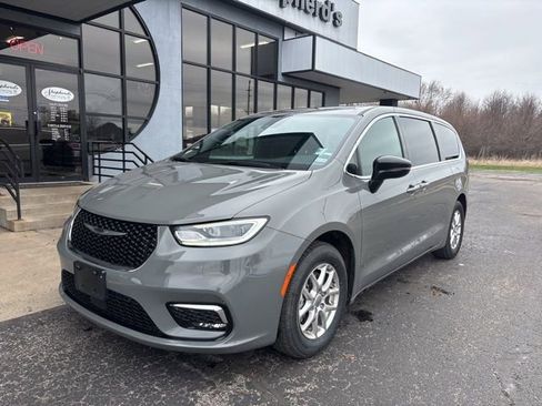 Used 2025 Chrysler Pacifica Select image 2